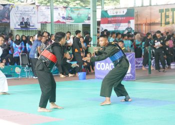 Dua pesilat saling adu strategi pada hari kedua Open Turnamen Pencak Silat Piala Danrem 042/Gapu di Lapangan Tenis Indoor Korem 042/Gapu, Jambi, Sabtu (10/8/2025). (Dok.Nahar)