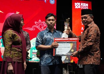 Gubernur Jambi Al Haris menyerahkan piala dan piagam penghargaan kepada salah satu pemenang lomba dalam rangkaian Festival Batanghari 2025 di Ruang Terbuka Hijau Putri Pinang Masak, Kota Jambi, Sabtu (9/8/2025) malam.(dok.Yola)