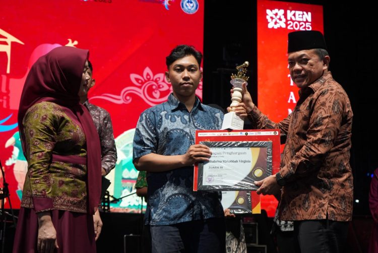 Gubernur Jambi Al Haris menyerahkan piala dan piagam penghargaan kepada salah satu pemenang lomba dalam rangkaian Festival Batanghari 2025 di Ruang Terbuka Hijau Putri Pinang Masak, Kota Jambi, Sabtu (9/8/2025) malam.(dok.Yola)
