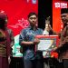 Gubernur Jambi Al Haris menyerahkan piala dan piagam penghargaan kepada salah satu pemenang lomba dalam rangkaian Festival Batanghari 2025 di Ruang Terbuka Hijau Putri Pinang Masak, Kota Jambi, Sabtu (9/8/2025) malam.(dok.Yola)