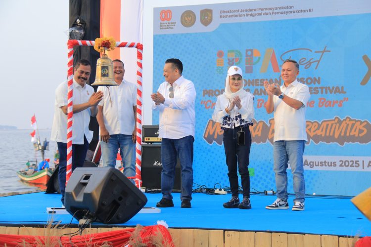 Kepala Kanwil Ditjenpas Jambi, Hidayat (kedua kiri), bersama Menteri Imigrasi dan Pemasyarakatan RI, Agus Andrianto (tengah), menghadiri pembukaan IPPAFest 2025 di Aloha Pasir Putih, PIK 2, Jakarta, Jumat (8/8/2025).(dok. Humas)