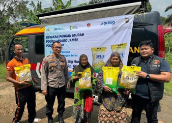 AKP Arifin bersama warga penerima beras SPHP dalam kegiatan Gerakan Pangan Murah di Pijoan, Minggu (10/8/2025).(dok. Daus)