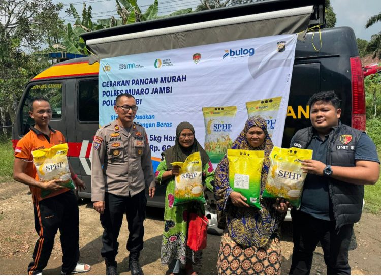 AKP Arifin bersama warga penerima beras SPHP dalam kegiatan Gerakan Pangan Murah di Pijoan, Minggu (10/8/2025).(dok. Daus)