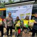 AKP Arifin bersama warga penerima beras SPHP dalam kegiatan Gerakan Pangan Murah di Pijoan, Minggu (10/8/2025).(dok. Daus)