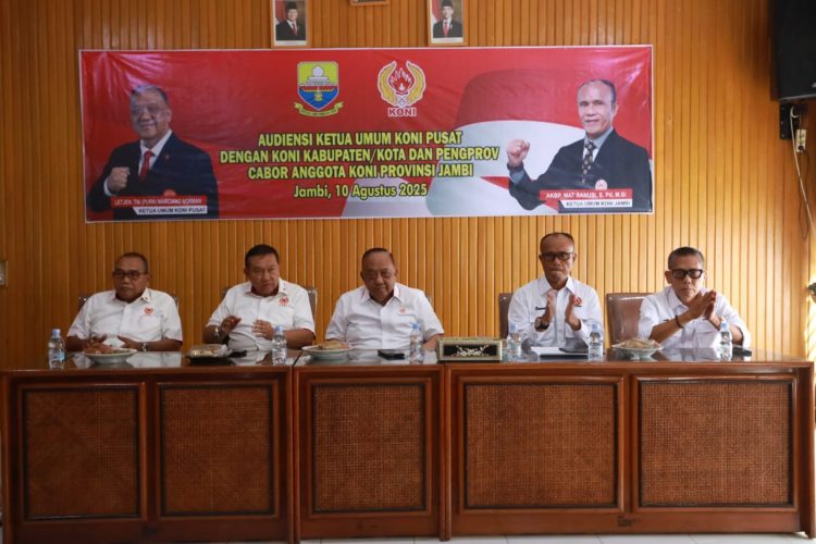 Ketum KONI Pusat Letjen TNI (Purn) Marciano Norman saat audiensi dengan KONI kabupaten/kota dan Pengprov Cabor anggota KONI Provinsi Jambi di Aula KONI Jambi, Minggu (10/8/2025).(Dok.Stepanus)