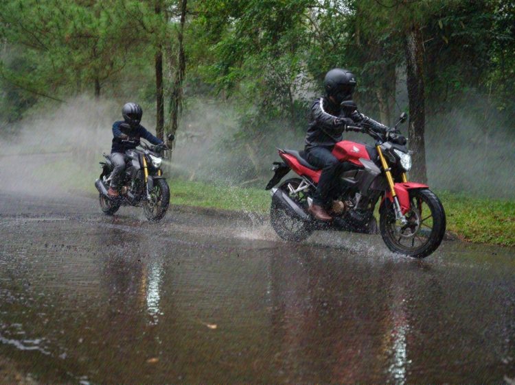 Ilustrasi pengendara yang perlu mewaspadai aquaplaning saat musim hujan (dok. Sinsen)