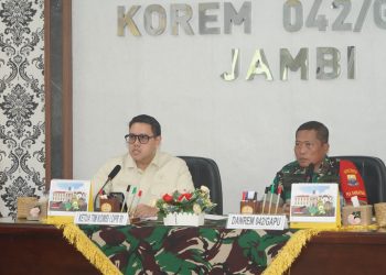 Ketua Tim Reses Komisi I DPR RI dr. Dave Akbarshah Fikarno Laksono, M.E. bersama Danrem 042/Gapu Brigjen TNI Heri Purwanto, S.E., M.Sc. saat Rapat Dengar Pendapat di Makorem 042/Gapu, Jambi, Senin (11/8/2025).(Dok.Penrem)