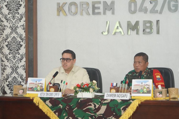 Ketua Tim Reses Komisi I DPR RI dr. Dave Akbarshah Fikarno Laksono, M.E. bersama Danrem 042/Gapu Brigjen TNI Heri Purwanto, S.E., M.Sc. saat Rapat Dengar Pendapat di Makorem 042/Gapu, Jambi, Senin (11/8/2025).(Dok.Penrem)