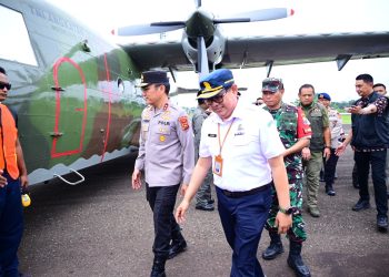 Kapolda Jambi Irjen Pol. Krisno H. Siregar bersama pejabat Forkopimda meninjau pesawat untuk Operasi Modifikasi Cuaca di Posko Udara Karhutla Provinsi Jambi, Senin (11/8/2025) . (Dok.Nahar)