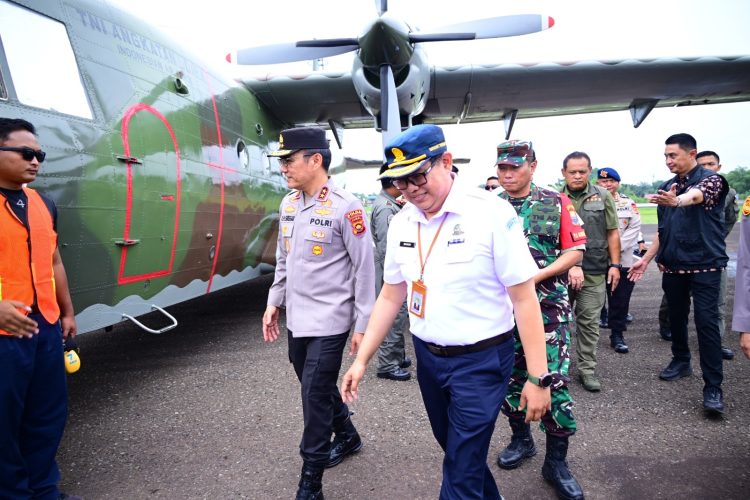 Kapolda Jambi Irjen Pol. Krisno H. Siregar bersama pejabat Forkopimda meninjau pesawat untuk Operasi Modifikasi Cuaca di Posko Udara Karhutla Provinsi Jambi, Senin (11/8/2025) . (Dok.Nahar)