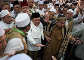 Buya Yahya didampingi Gubernur Jambi Al Haris menyapa jamaah saat menghadiri Tabligh Akbar di Masjid Agung Al-Falah, Kota Jambi, Selasa (12/8/2025) malam. (Dok.Daus)