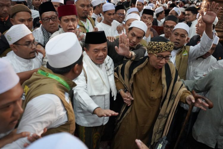 Buya Yahya didampingi Gubernur Jambi Al Haris menyapa jamaah saat menghadiri Tabligh Akbar di Masjid Agung Al-Falah, Kota Jambi, Selasa (12/8/2025) malam. (Dok.Daus)