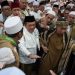 Buya Yahya didampingi Gubernur Jambi Al Haris menyapa jamaah saat menghadiri Tabligh Akbar di Masjid Agung Al-Falah, Kota Jambi, Selasa (12/8/2025) malam. (Dok.Daus)