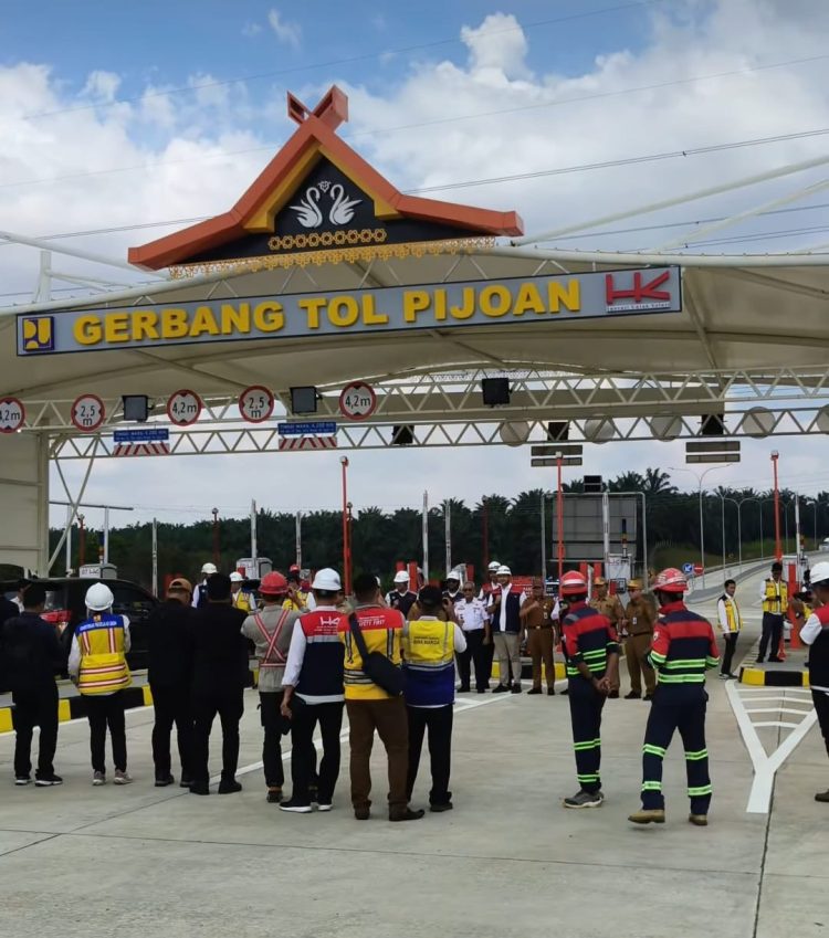 Sejumlah pejabat dan pekerja konstruksi meninjau Gerbang Tol Pijoan-Tempino di Provinsi Jambi.(dok.stepanus)