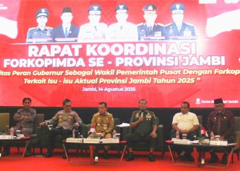 Danrem 042/Gapu Brigjen TNI Heri Purwanto bersama Gubernur Jambi Al Haris dan jajaran Forkopimda Provinsi Jambi dalam Rapat Koordinasi di Swiss-Belhotel Jambi, Kamis (14/8/2025). (Dok.Nahar)