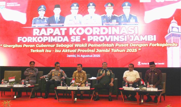 Danrem 042/Gapu Brigjen TNI Heri Purwanto bersama Gubernur Jambi Al Haris dan jajaran Forkopimda Provinsi Jambi dalam Rapat Koordinasi di Swiss-Belhotel Jambi, Kamis (14/8/2025). (Dok.Nahar)