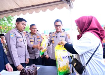 Kapolda Jambi Irjen Pol Krisno H. Siregar bersama jajaran menyerahkan beras SPHP kepada warga dalam kegiatan Gerakan Pangan Murah di GOR Kota Baru, Jambi, Kamis (14/8/2025). (Dok. Nahar)