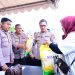 Kapolda Jambi Irjen Pol Krisno H. Siregar bersama jajaran menyerahkan beras SPHP kepada warga dalam kegiatan Gerakan Pangan Murah di GOR Kota Baru, Jambi, Kamis (14/8/2025). (Dok. Nahar)