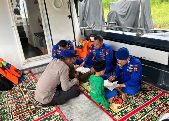 Personel Ditpolairud Polda Jambi mendampingi anak-anak Pulau Pandan belajar mengaji di atas Kapal Patroli KP. XXVI-2005, Kamis (14/8/2025). (Dok.Daus)