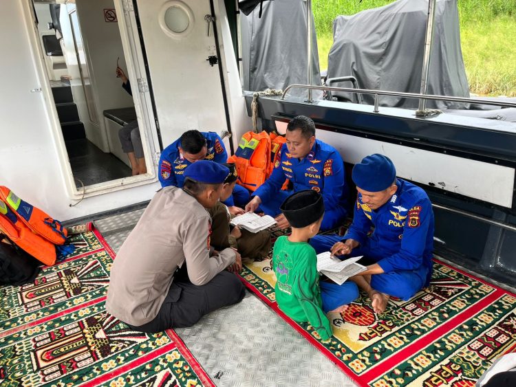 Personel Ditpolairud Polda Jambi mendampingi anak-anak Pulau Pandan belajar mengaji di atas Kapal Patroli KP. XXVI-2005, Kamis (14/8/2025). (Dok.Daus)
