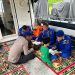 Personel Ditpolairud Polda Jambi mendampingi anak-anak Pulau Pandan belajar mengaji di atas Kapal Patroli KP. XXVI-2005, Kamis (14/8/2025). (Dok.Daus)