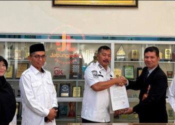 Bupati Kerinci Monadi menandatangani nota kesepahaman dengan PT Bank Sampah Bumi Jaya dan Akademi Teknik Adikarya di Kerinci, Rabu (13/8/2025). (Dok.Kominfo)