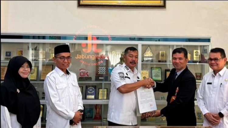 Bupati Kerinci Monadi menandatangani nota kesepahaman dengan PT Bank Sampah Bumi Jaya dan Akademi Teknik Adikarya di Kerinci, Rabu (13/8/2025). (Dok.Kominfo)
