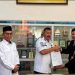Bupati Kerinci Monadi menandatangani nota kesepahaman dengan PT Bank Sampah Bumi Jaya dan Akademi Teknik Adikarya di Kerinci, Rabu (13/8/2025). (Dok.Kominfo)