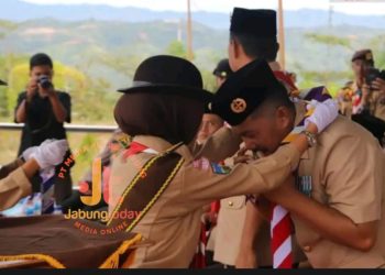 Anggota Pramuka memberi penghormatan kepada Bupati Kerinci Monadi saat Apel Besar peringatan Hari Pramuka ke-64 di Kerinci, Kamis (14/8/2025). (Dok.Kominfo)