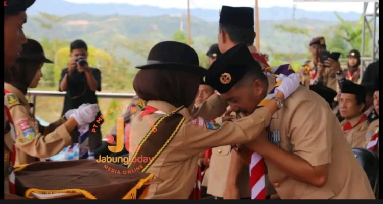 Anggota Pramuka memberi penghormatan kepada Bupati Kerinci Monadi saat Apel Besar peringatan Hari Pramuka ke-64 di Kerinci, Kamis (14/8/2025). (Dok.Kominfo)