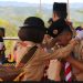 Anggota Pramuka memberi penghormatan kepada Bupati Kerinci Monadi saat Apel Besar peringatan Hari Pramuka ke-64 di Kerinci, Kamis (14/8/2025). (Dok.Kominfo)