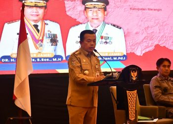Gubernur Jambi Al Haris menyampaikan arahan dalam Rapat Koordinasi Forkopimda se-Provinsi Jambi di Swiss-Belhotel, Kota Jambi, Kamis (14/8/2025)(dok.Erit - Kominfo)
-