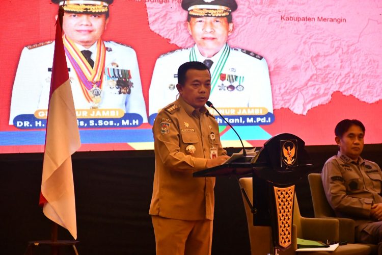 Gubernur Jambi Al Haris menyampaikan arahan dalam Rapat Koordinasi Forkopimda se-Provinsi Jambi di Swiss-Belhotel, Kota Jambi, Kamis (14/8/2025)(dok.Erit - Kominfo)
-