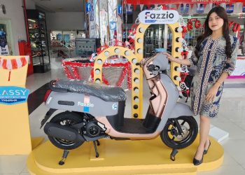 Sales Yamaha Flagship Shop Jambi memperkenalkan Yamaha Fazzio yang menjadi bagian promo HUT ke-80 RI, di gerai resmi Jalan Gatot Subroto, Kota Jambi, Kamis (14/8/2025). (dok.Yamaha)