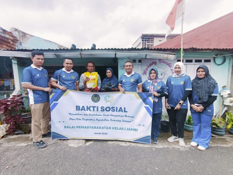 Petugas dan klien Balai Pemasyarakatan (Bapas) Kelas I Jambi menyerahkan paket sembako kepada warga sekitar dalam rangkaian aksi sosial menyambut HUT ke-80 RI di Jambi, Jumat (15/8/2025). (Dok.Stepanus)