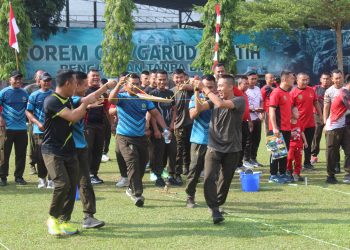 Prajurit Korem 042/Gapu mengikuti lomba estafet air dalam rangka HUT ke-80 RI di Jambi, Jumat (15/8/2025).(Dok.Nahar)