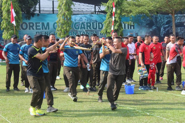 Prajurit Korem 042/Gapu mengikuti lomba estafet air dalam rangka HUT ke-80 RI di Jambi, Jumat (15/8/2025).(Dok.Nahar)