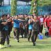 Prajurit Korem 042/Gapu mengikuti lomba estafet air dalam rangka HUT ke-80 RI di Jambi, Jumat (15/8/2025).(Dok.Nahar)