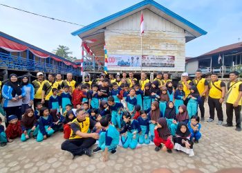 Dirpolairud Polda Jambi, Kombes Pol Agus Tri Waluyo, bersama personel berfoto bersama siswa SDN 143 Pulau Pandan usai mengikuti lomba HUT ke-80 RI, Jumat (15/8/2025).(Dok.Nahar)