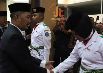 Bupati Kerinci Monadi menyalami anggota Paskibraka usai prosesi pengukuhan di Kerinci, Jumat (15/8/2025). (Dok.Yola)