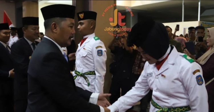 Bupati Kerinci Monadi menyalami anggota Paskibraka usai prosesi pengukuhan di Kerinci, Jumat (15/8/2025). (Dok.Yola)