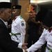 Bupati Kerinci Monadi menyalami anggota Paskibraka usai prosesi pengukuhan di Kerinci, Jumat (15/8/2025). (Dok.Yola)