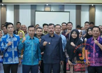 Bupati Kerinci bersama peserta Bimtek Aplikasi SRIKANDI dan GEMA Desa di Aula Bappeda Litbang.(dok.yola)