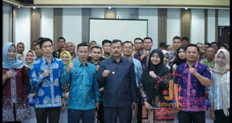 Bupati Kerinci bersama peserta Bimtek Aplikasi SRIKANDI dan GEMA Desa di Aula Bappeda Litbang.(dok.yola)