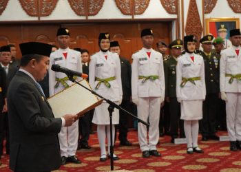 Gubernur Jambi Al Haris membacakan ikrar saat pengukuhan 54 anggota Paskibraka Provinsi Jambi Tahun 2025 di Rumah Dinas Gubernur (dok.Erit - kominfo)