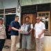 Kakanwil Ditjenpas Jambi, Hidayat menyerahkan bantuan sosial secara door to door kepada warga di Jambi, Jumat (16/8/2025) (dok.Nahar)