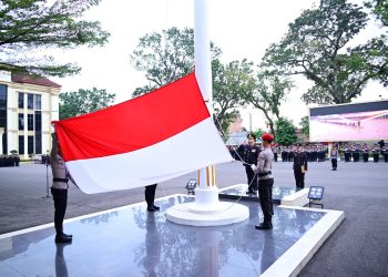 Personel Polda Jambi mengibarkan Bendera Merah Putih dalam upacara peringatan HUT ke-80 RI di Mapolda Jambi, Minggu (17/8/2025). (Dok.Humas Polda Jambi)