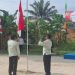 Petugas mengibarkan bendera Merah Putih pada upacara peringatan HUT ke-80 RI di Perumnas Aurduri Blok C, Kelurahan Aurkenali, Kecamatan Telanaipura, Kota Jambi, Minggu (17/8/2025). (Dok.Stepanus)