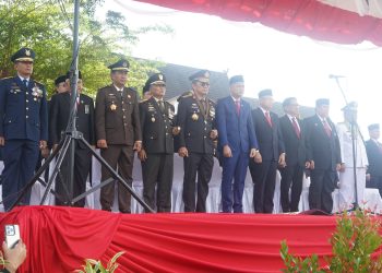 Danrem 042/Gapu Brigjen TNI Heri Purwanto bersama Forkopimda Jambi mengikuti upacara pengibaran bendera merah putih pada peringatan HUT ke-80 Kemerdekaan RI di halaman Kantor Gubernur Jambi, Minggu (17/8/2025). (Dok. Nahar)