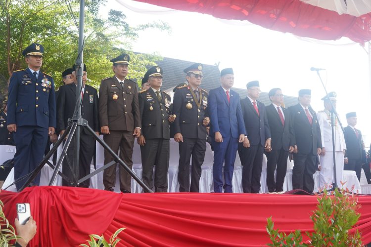 Danrem 042/Gapu Brigjen TNI Heri Purwanto bersama Forkopimda Jambi mengikuti upacara pengibaran bendera merah putih pada peringatan HUT ke-80 Kemerdekaan RI di halaman Kantor Gubernur Jambi, Minggu (17/8/2025). (Dok. Nahar)